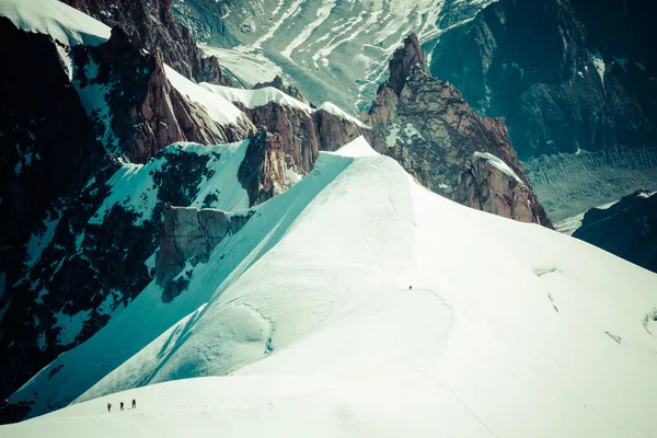 Mont Blanc, Chamonix, Alpes Franceses. França. - turistas subindo u — Fotografia de Stock