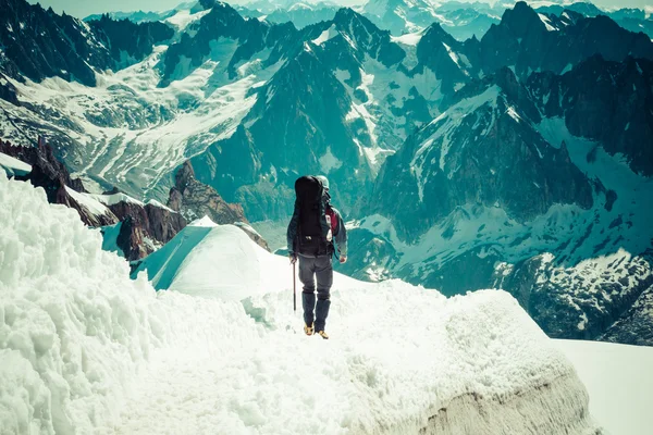 Mont Blanc, Chamonix, Alpes françaises. La France. - touristes grimpant u Image En Vente