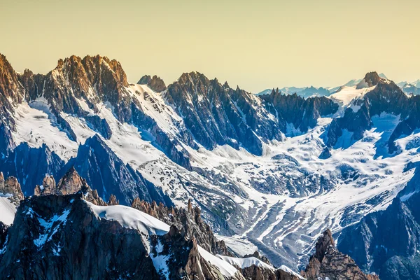 Mont Blanc macizo de montaña paisaje de verano (vista desde Aiguille d —  Fotos de Stock