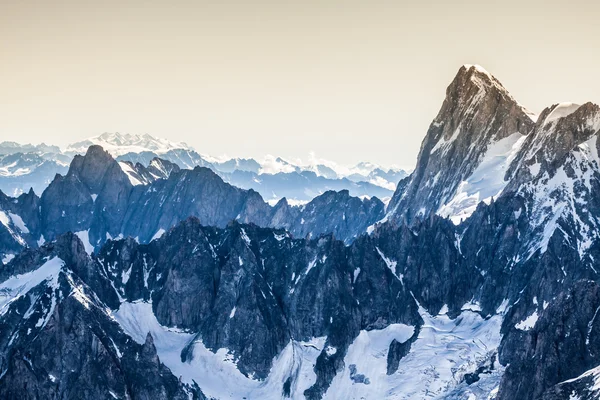 勃朗峰山脉从钻头 du midi 在罐壁数中的视图 — 图库照片