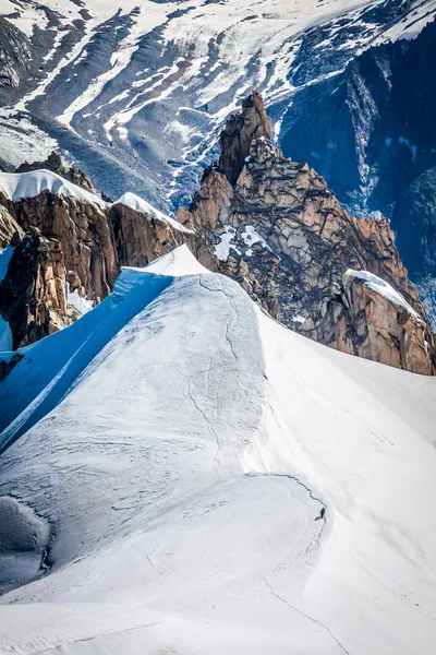 Uitzicht op de bergketen mont blanc van aiguille du midi in chamo — Stockfoto