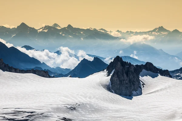 勃朗峰山脉从钻头 du midi 在罐壁数中的视图 — 图库照片