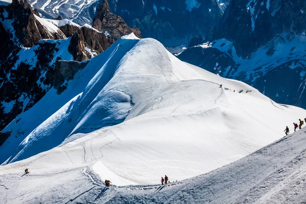 Mont blanc, chamonix, französische Alpen. Frankreich. - Touristen klettern u — Stockfoto