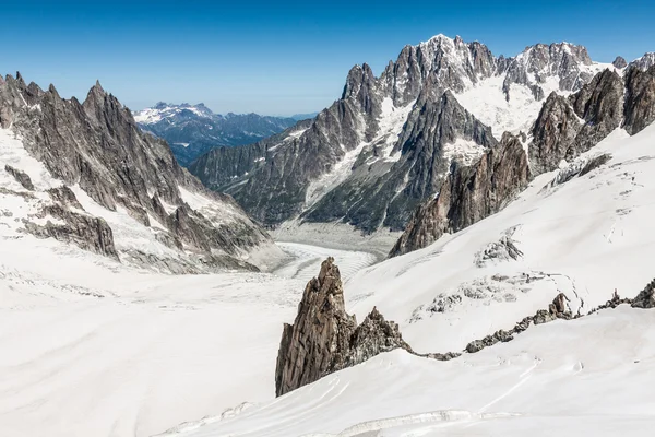 Mer de glace (zee van ijs) is een gletsjer gelegen op de mont blanc — Stockfoto