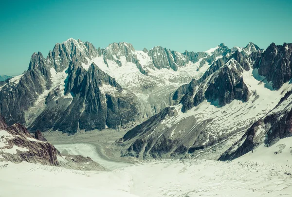 Mer de glace (hav av is) är en glaciär som ligger på mont blanc — Stockfoto