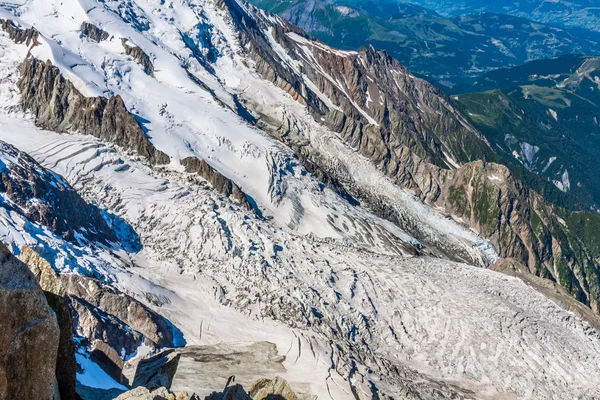 Bossons glacier vanaf de top van de aiguille du midi op de m — Stockfoto