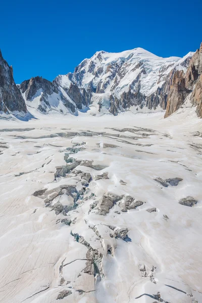 Massif de mont Blanc на границе Франции и Италии. In the f — стоковое фото