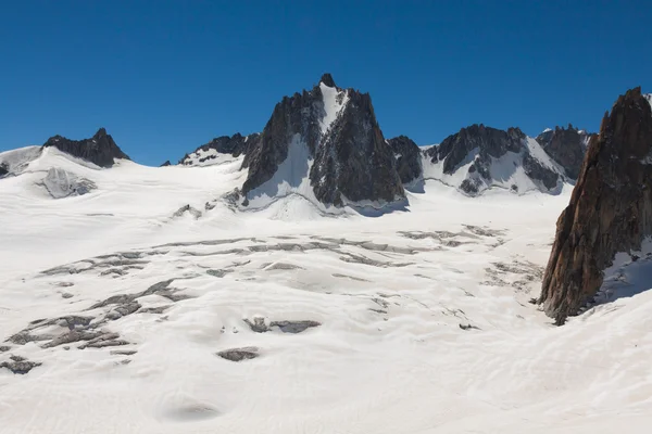 Massif de mont Blanc on the border of France and Italy. In the f — Stock Photo, Image