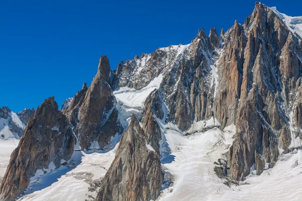 Massif de mont Blanc на границе Франции и Италии. In the f — стоковое фото