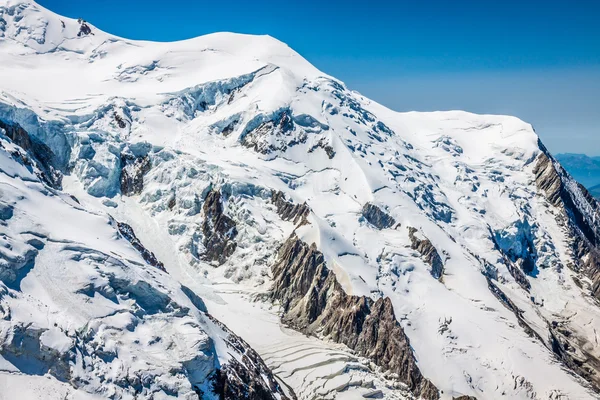 Alpler üzerinden aiguille du midi, chamonix görüntüleyin. — Stok fotoğraf