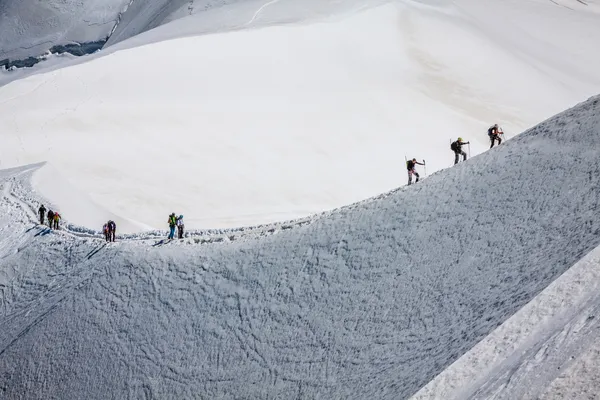 Mont Blanc, Chamonix, Alpes Franceses. França. - turistas subindo u — Fotografia de Stock