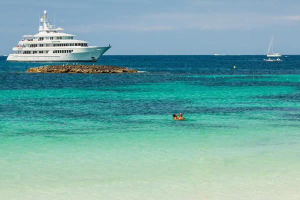 Yachts de luxe sur la plage turquoise de Formentera Illetes — Photo