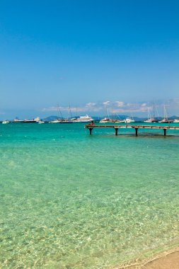 Formentera tropikal deniz ahşap iskele illetes içinde bea