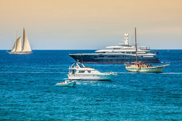 Iates de luxo na praia azul-turquesa de Formentera Illetes — Fotografia de Stock