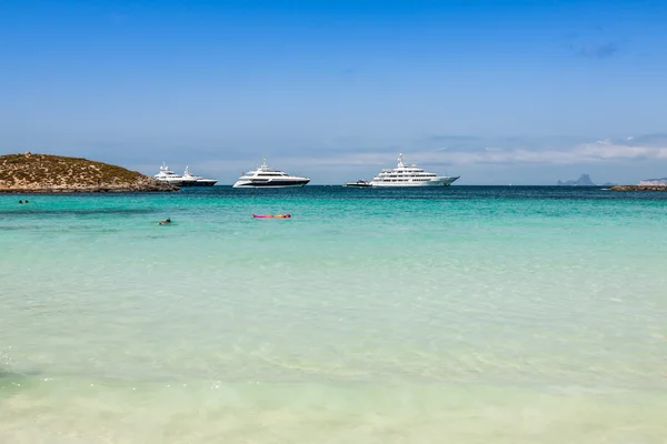 Yates de lujo en la playa turquesa de Formentera Illetes — Foto de Stock