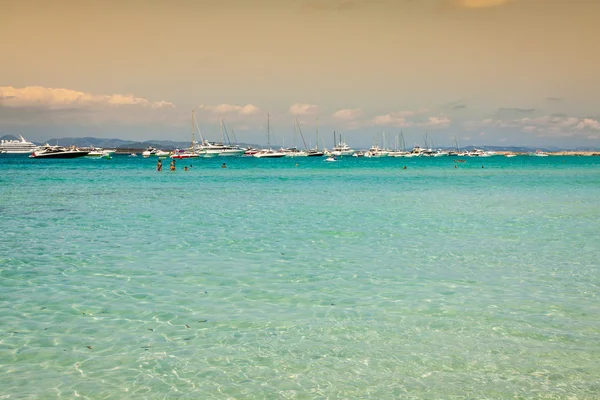 Formentera vista a la isla baleárica desde el mar de la costa oeste — Foto de Stock