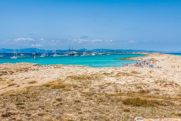 Touristen in illetes Strand Insel Formentera, Mittelmeer, — Stockfoto