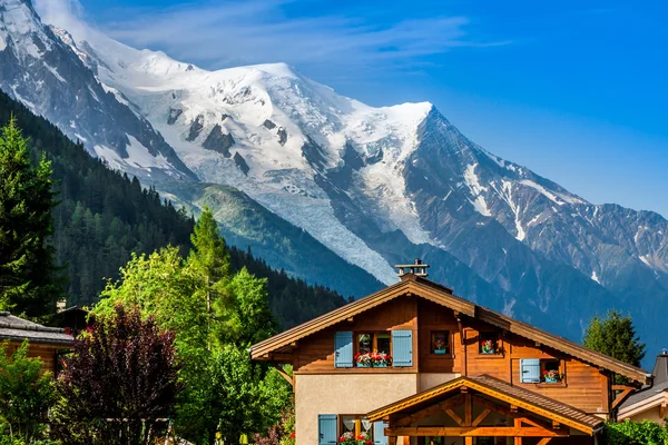 Gyönyörű fa faház-chamonix, Franciaországban, a mont Blanc-ra-a egy napos — Stock Fotó