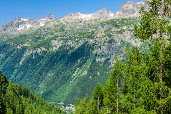 Hiking to Argentiere glacier with the view on the massif des Aig — Stock Photo, Image
