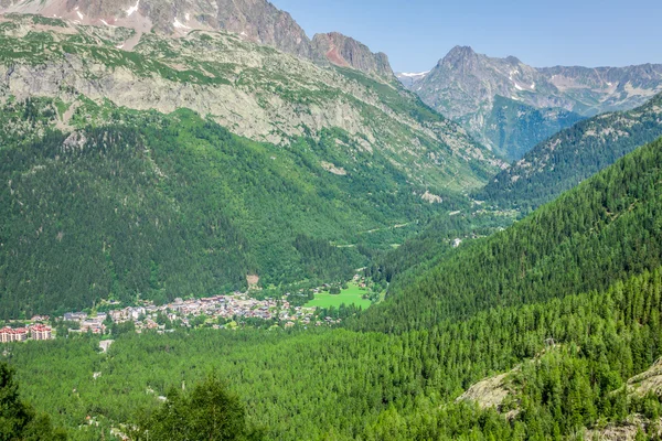 Vandring till argentiere glaciären med vyn på massif des aig — Stockfoto