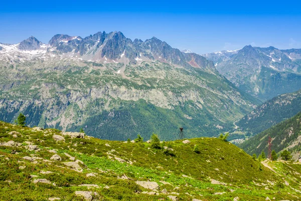 Vandring till argentiere glaciären med vyn på massif des aig — Stockfoto