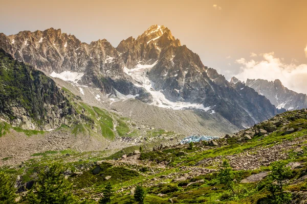 Vandring till argentiere glaciären med vyn på massif des aig — Stockfoto