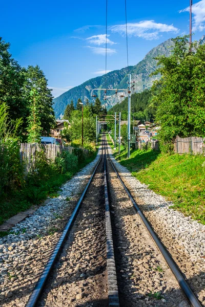 Trilhas ferroviárias em uma cena rural — Fotografia de Stock