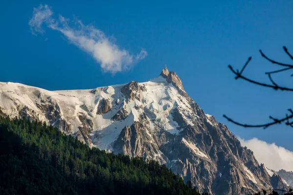 Aiguille du Midi (3842 m) w masywie Mont Blanc. Chamonix, Francja. — Zdjęcie stockowe