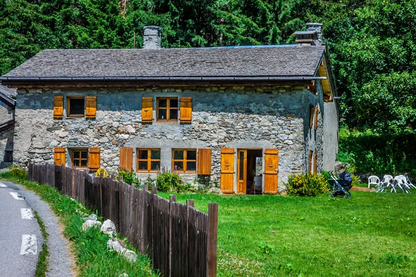 Traditionelles Landhaus in den Schweizer Alpen — Stockfoto