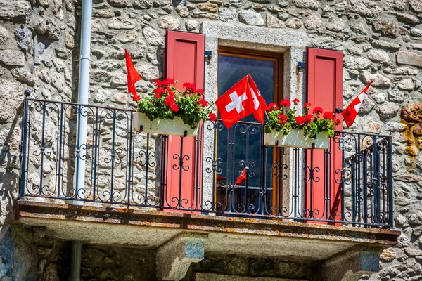 Traditionele landhuis in switzerlands Alpen — Stockfoto