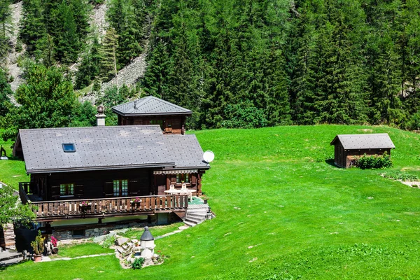 Casa de campo tradicional em alpes suíços — Fotografia de Stock