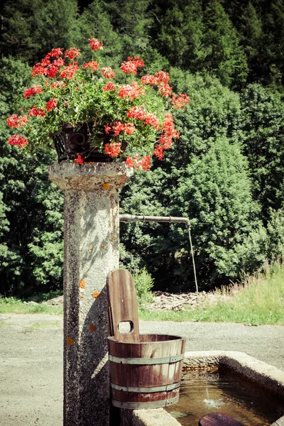 Velho poço e balde de madeira — Fotografia de Stock