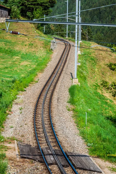 Ferrocarril en día soleado, Suiza. Es el ferrocarril clásico . —  Fotos de Stock
