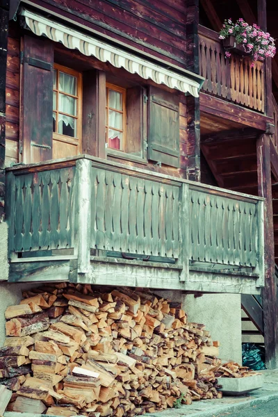Houten huizen in fiesch - Zwitserland — Stockfoto