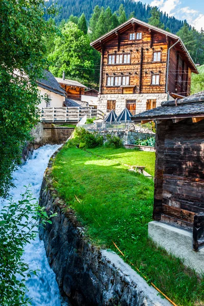 Houten huizen in fiesch - Zwitserland — Stockfoto