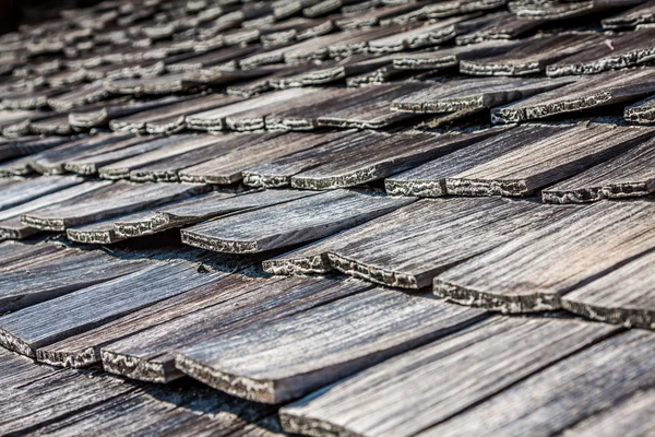 Vieilles tuiles en bois de Suisse — Photo