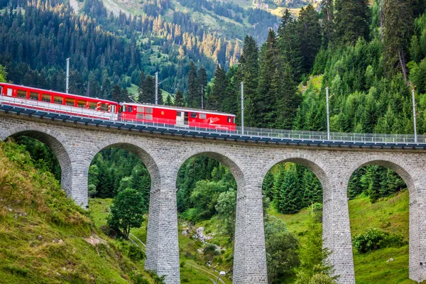 Ferrocarril suizo. Suiza . — Foto de Stock