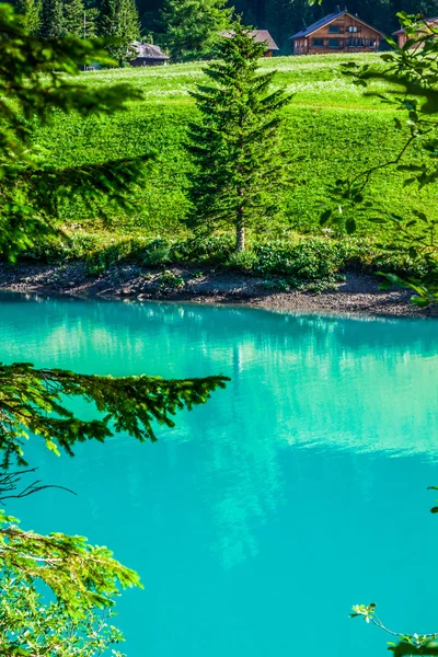 Piękne widoki górskie jeziora. Steg malbun w lichtenstein, europ — Zdjęcie stockowe
