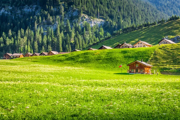 Houten huizen in steg, malbun, in Liechtenstein, Europa — Stockfoto