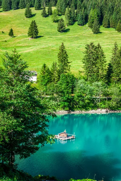 Piękne widoki górskie jeziora. Steg malbun w lichtenstein, europ — Zdjęcie stockowe