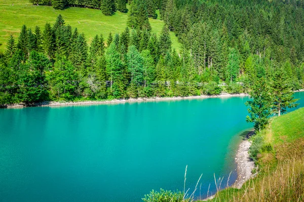 Bela vista lago de montanha. Steg, Malbun em Lichtenstein, Europ — Fotografia de Stock