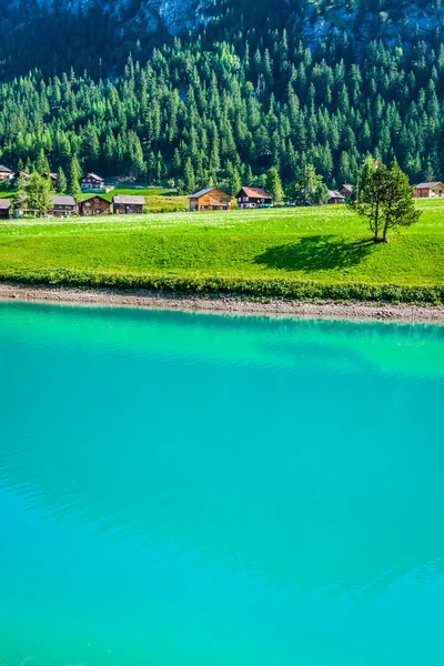 Bela vista lago de montanha. Steg, Malbun em Lichtenstein, Europ — Fotografia de Stock