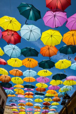 sokak renkli şemsiyeler, madrid ile dekore edilmiştir.