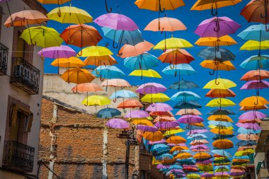 sokak renkli şemsiyeler, madrid ile dekore edilmiştir.