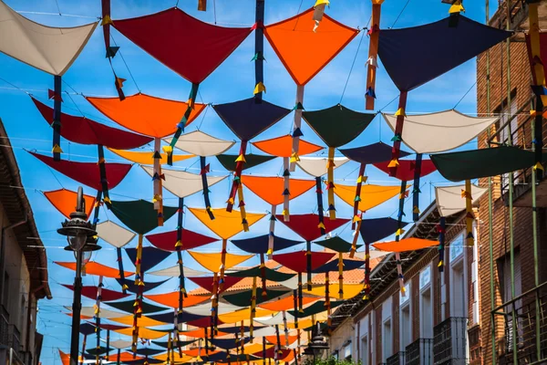 Bakgrunnsfarget gatedekorasjon, Madrid – stockfoto