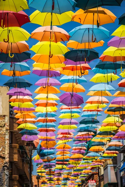 装饰着彩色的遮阳伞，马德里的街道 — 图库照片