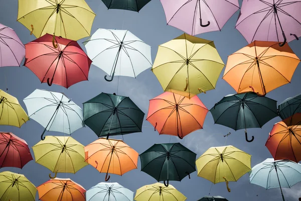 Sokak renkli şemsiyeler, madrid ile dekore edilmiştir. — Stok fotoğraf