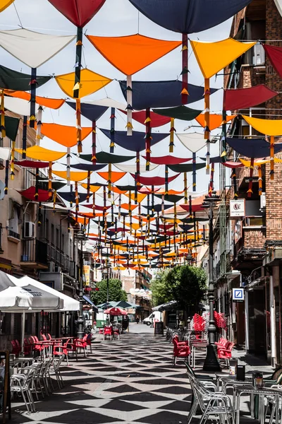 马德里，西班牙 2014 年 7 月 25 日背景流光溢彩的街道装饰 — 图库照片