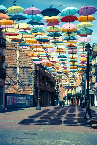 Madrid, spanien 25. juli 2014, strasse dekoriert mit farbigem schirm — Stockfoto