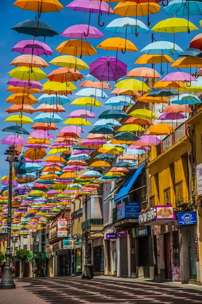 Madrid, spanien 25. juli 2014, strasse dekoriert mit farbigem schirm — Stockfoto